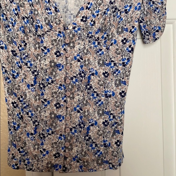 V Neck blouse with gathered sleeves - Picture 2 of 8